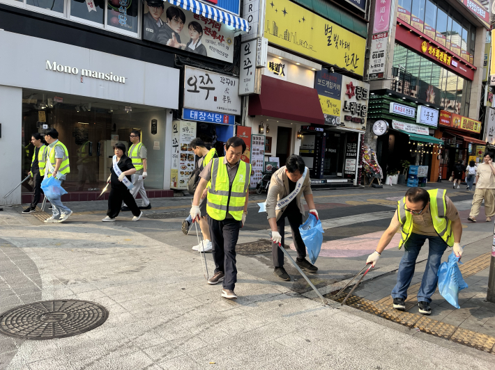 체육진흥회 회원들이 환경정화 활동을 하고 있다. 