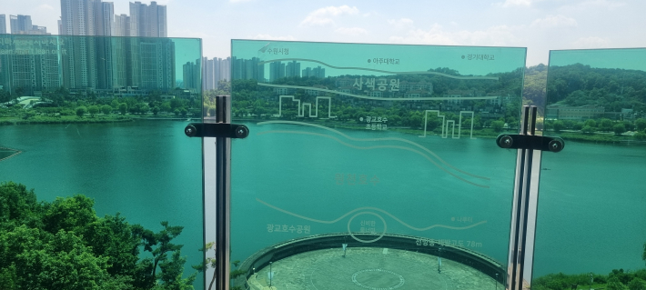 전망대에서 바라본 광교호수공원 저수지가 환상적이다.