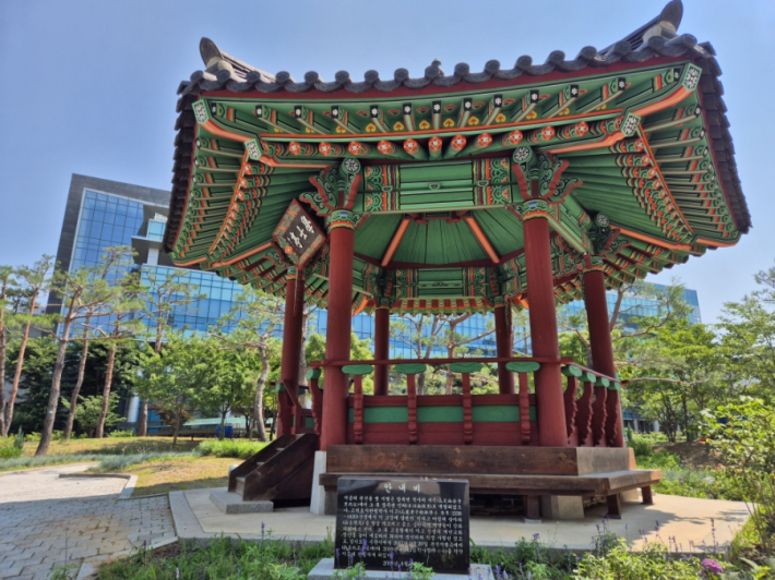현대적인 경기평생교육학습관의 외관과 전통 정자가 한 공간 안에서 조화를 이루었다