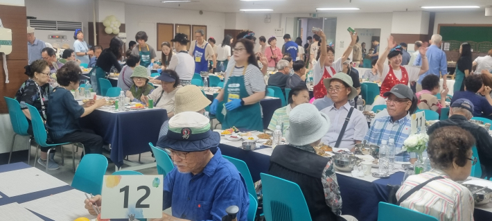 행사장 2층을 가득 채운 700여 명의 어르신들