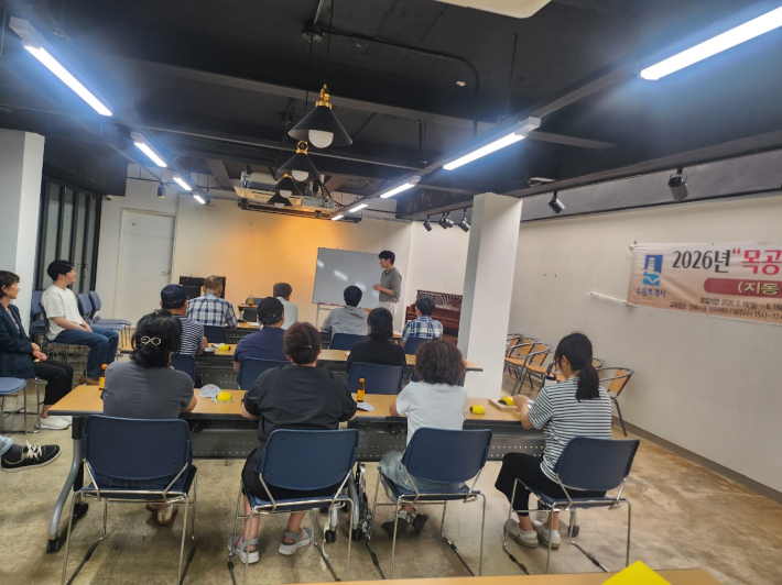 지동 마을리빙랩 공모사업, 목공예 수업 진행 모습