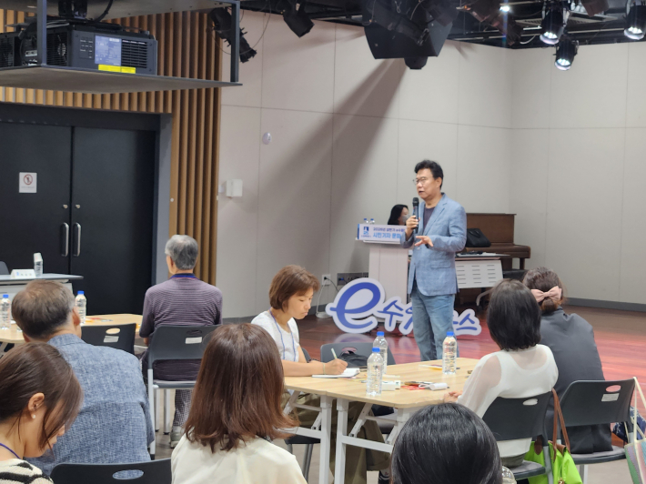 백승권 작가가 '끌리는 기사 쓰기'를 주제로 강연하고 있다.