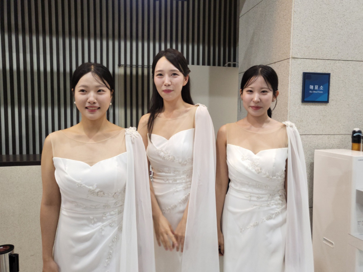 공연을 마치고 나온 출연진 몇명이 포즈를 취해 주었다.