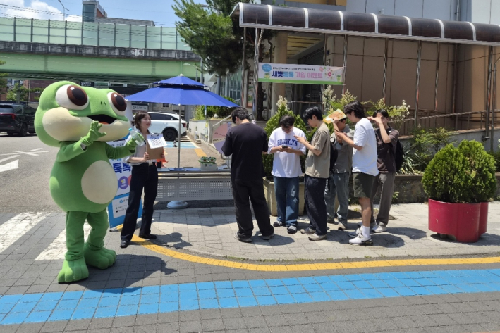 성균관대학교 학생들이 새빛톡톡 가입 후 경품 이벤트에 참여하고 있다.