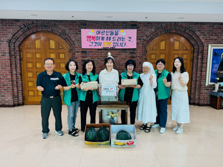 새마을지도자조원2동부녀회원 및 관계자들이 평화의모후원을 찾아 어르신들을 위한 '사랑의 생신상 차리기' 행사를 진행하고 있다.
