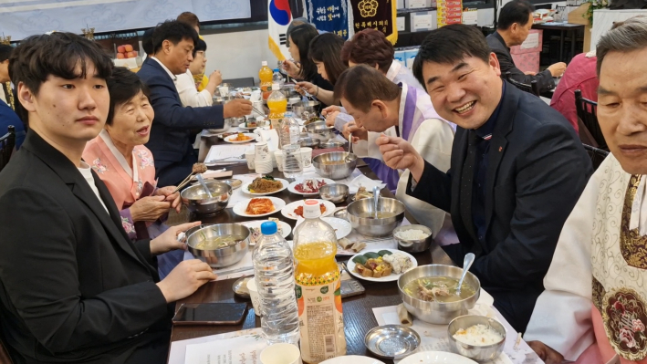 어르신, 아들, 손자 3 대가 와서 아버님 어머님을 축하하고 있다.