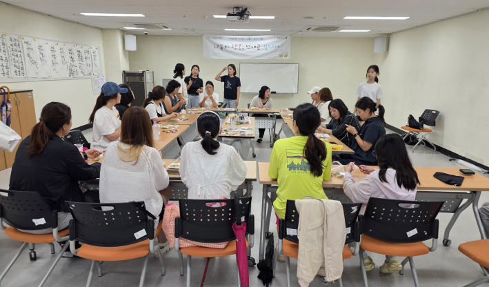 호매실장애인복지관 배움터를 가득 채운 지역 주민들이 강좌를 집중하고 있다.