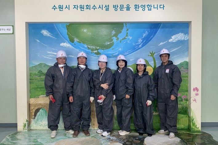 정자1동 주민들이 수원시 자원회수시설에서 생활폐기물 샘플링에 참여하고 있다.