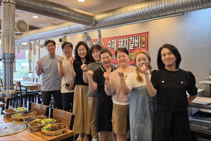 정자1동 단체원들이 다회용기를 활용하여 반찬 나눔 활동을 하고 있다.