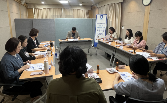 수원시가 22일 시청 소회의실에서 의료급여 유관기관 간담회를 열고 상해요인 조사 관련 사례를 공유하고 있다.