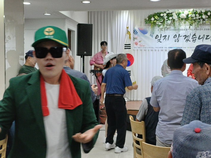 새마을 복장을 한 새마을 가수의 특이한 모습