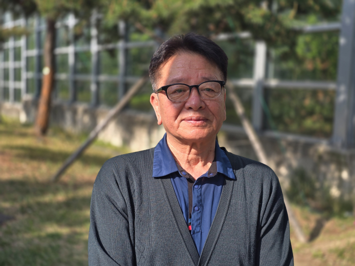수원새빛돌봄 등하교 동행돌봄 서비스를 통해 아이의 등교를 도운 고등동 30통 박종욱 통장. 그는 지역 주민으로서 아이들의 안전한 이동을 돕고 있다.