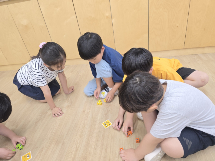 다함께돌봄센터 내 아이들이 모둠을 이루어 보드게임 활동에 참여하고 있다. 