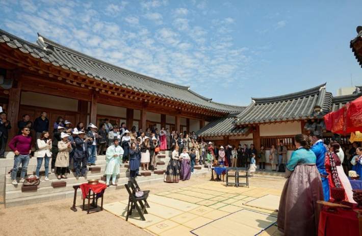 사진5) 수원전통문화관 안마당을 활용한 수원새빛뜰·행궁에서 전통혼례가 진행되고 있다.(예시)    
