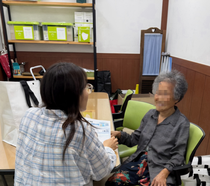 재활용품 수집 어르신 안전물품 배부