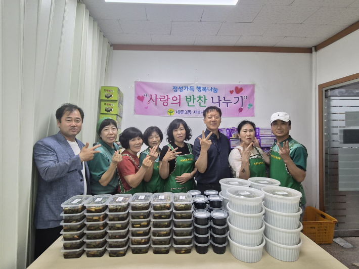세류3동장과 새마을부녀회 지도자들이 지역 내 홀몸 어르신들에게 전달할 먹거리 앞에 함께 서 있다. 