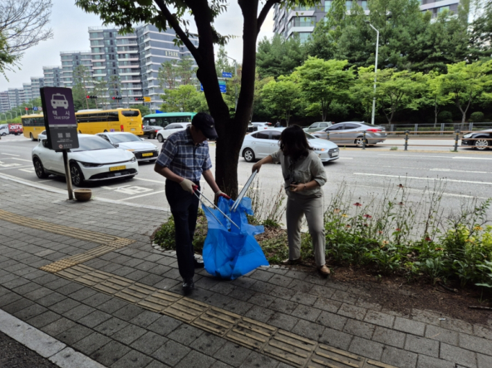 도로변 손바닥 정원과 인도 및 주택단지 사이 완충녹지 구간을 중심으로 환경정비를 실시했다.