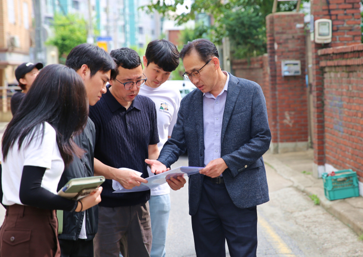 이일희 장안구청장이 관계 부서와 함께 현장을 확인하고 있다.