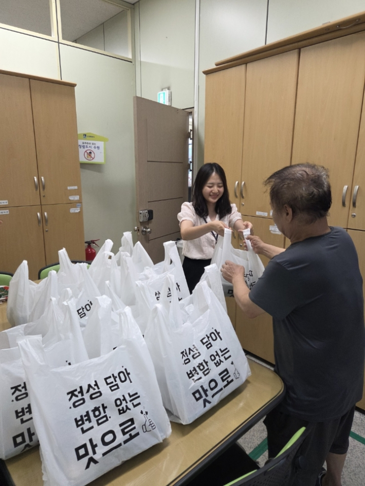 가든버런티어에서 화서1동에 지원한 도시락을 취약계층에 전달하고 있다.
