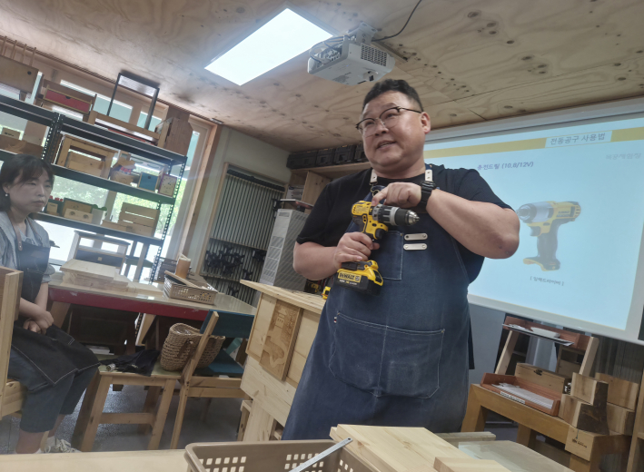 강사가 드릴 사용법과 안전수칙을 설명하는 모습