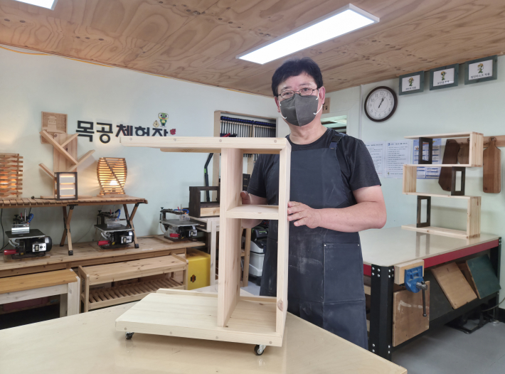 완성한 사이드테이블을 들고 소감을 전하는 참가자