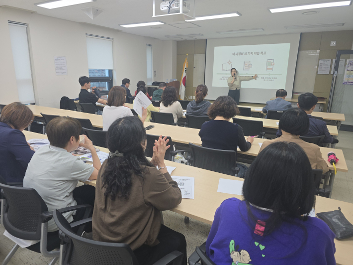 수원시 찾아가는 주민자치학교 AI 활용 교육에서 강사가 학습 목표를 설명하고 있다. 이날 교육에서는 AI와 대화하며 업무 아이디어 찾기, 마을사업 계획서 작성, 홍보 문구 만들기 등을 다뤘다.