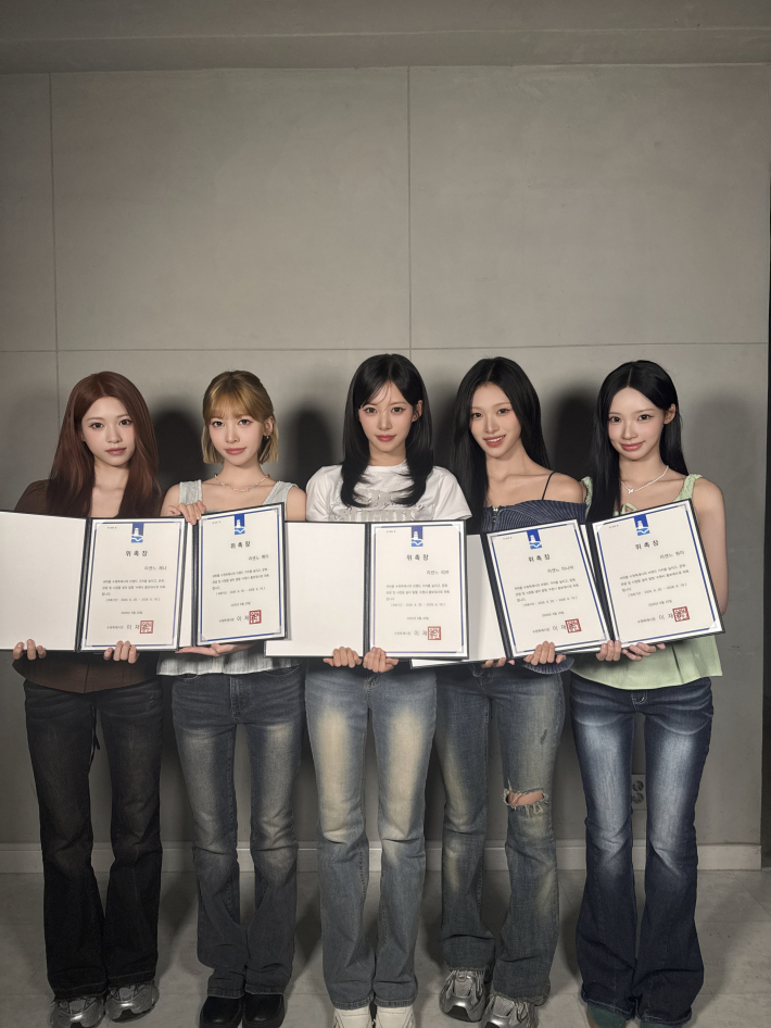 수원시 홍보대사로 위촉된 리센느 멤버들이 위촉장을 들고 함께하고 있다. 사진제공=더뮤즈엔터테인먼트.     