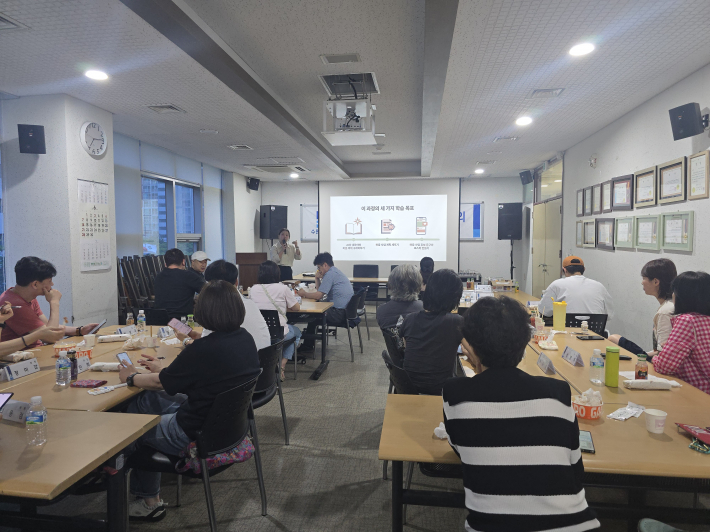 주민자치위원들이 강의 자료를 보며 AI 활용 교육에 참여하고 있다. 이번 교육은 주민자치 실무에 AI를 접목하는 방법을 중심으로 진행됐다.