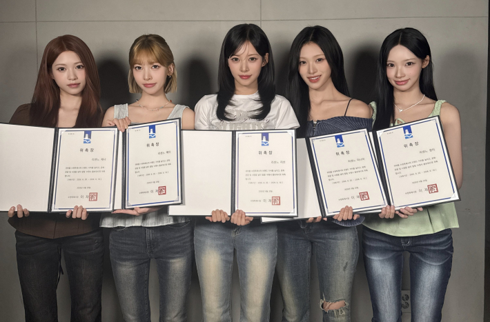 수원시 홍보대사로 위촉된 리센느 멤버들이 위촉장을 들고 함께하고 있다. 사진제공=더뮤즈엔터테인먼트.    