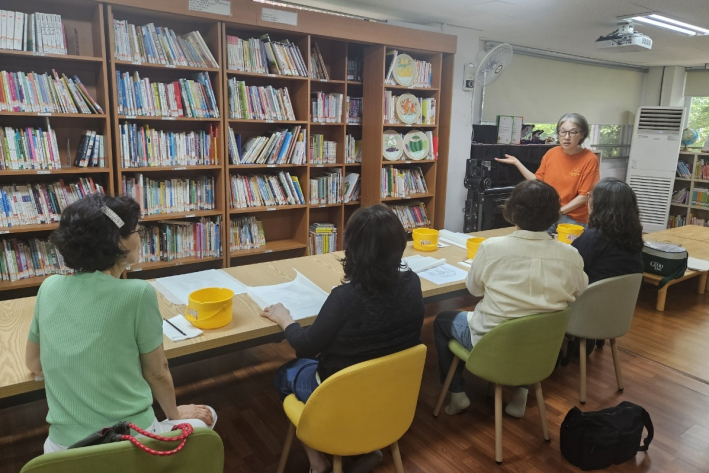 그린빌새마을작은도서관에서 민화체험 프로그램이 운영되고 있다.