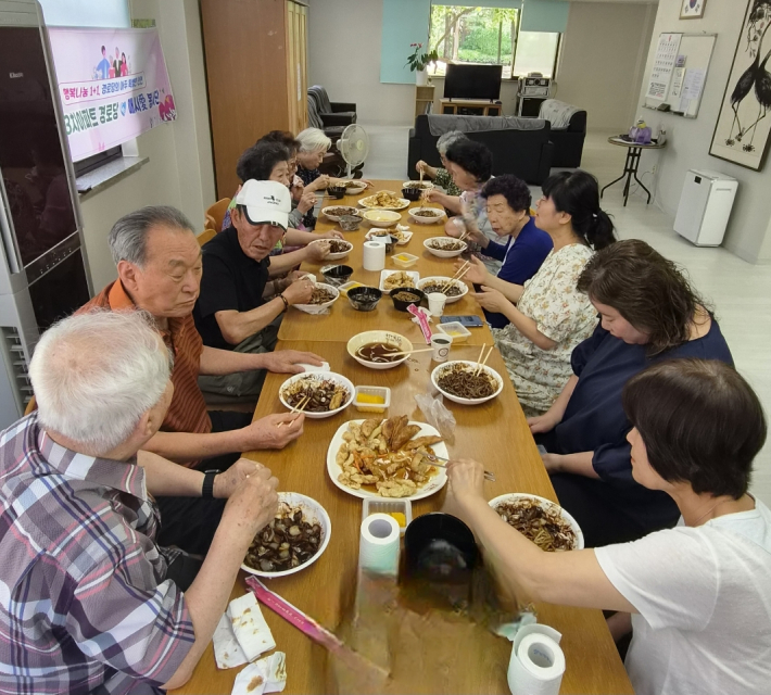 삼성3차아파트 경로당과 매사愛봉사단이 함께하는 짜장면 나눔 행사