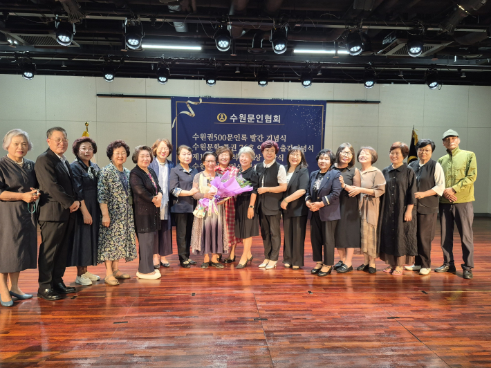 홍재문학상 수상자 이명주 작가(가운데)와 함께
