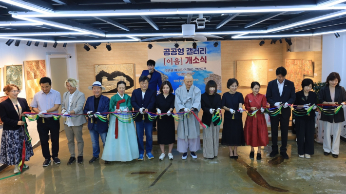 테이프를 끊고 기념 촬영을 하고 있다.