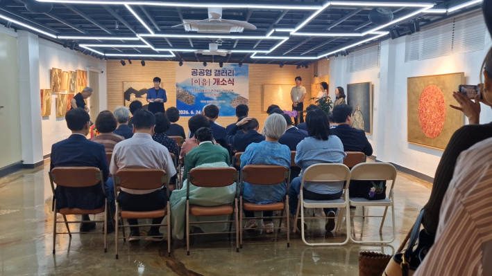 참가한 관중들이 개소식을 행하고 있다