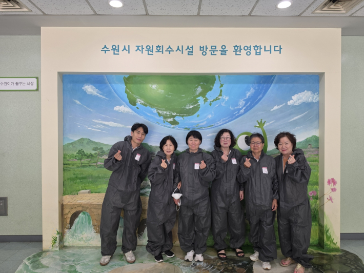 샘플링 기념사진을 촬영하는 입북동 통장협의회 및 직원