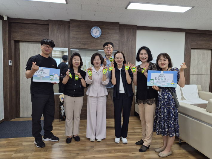 화서2동 주민자치회,   어린이 교통안전 위한 '안전카드' 전달