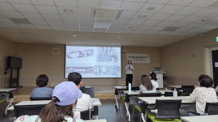김선아 강사가 '영국 산업혁명, 석탄과 화석 자본의 탄생  '을 설명하고 있다.