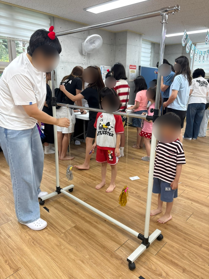 전통놀이를 즐기고 있는 아이들 모습