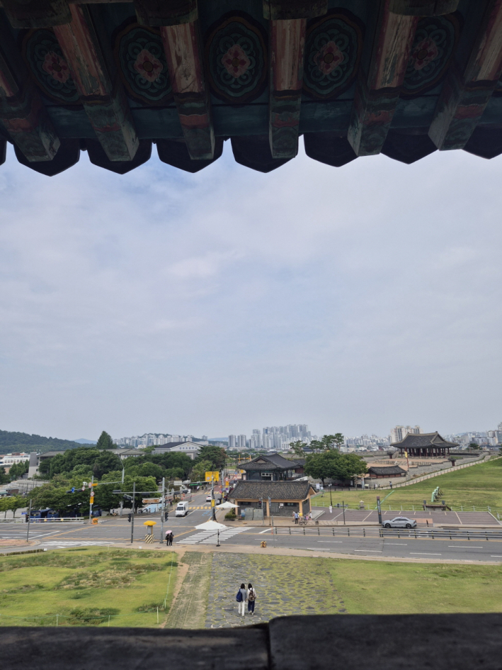연무대와 활터가 내다보이는 풍경. 옛 군사 훈련장은 이제 여행자들을 반기는 평화로운 광장이 되었다.