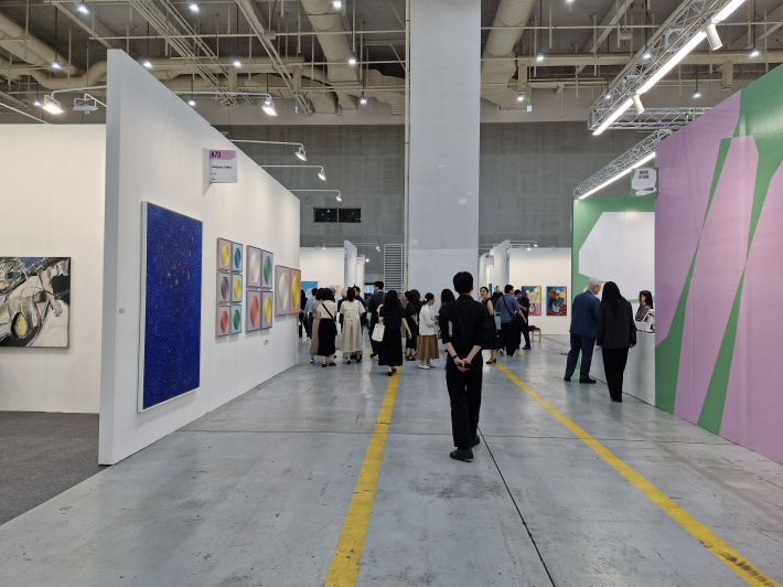 올해부터 전시장에 반려견을 데리고 올 수 있도록 했다. 미술의 문턱을 낮추고 대중과 호흡하려는 노력이다. 