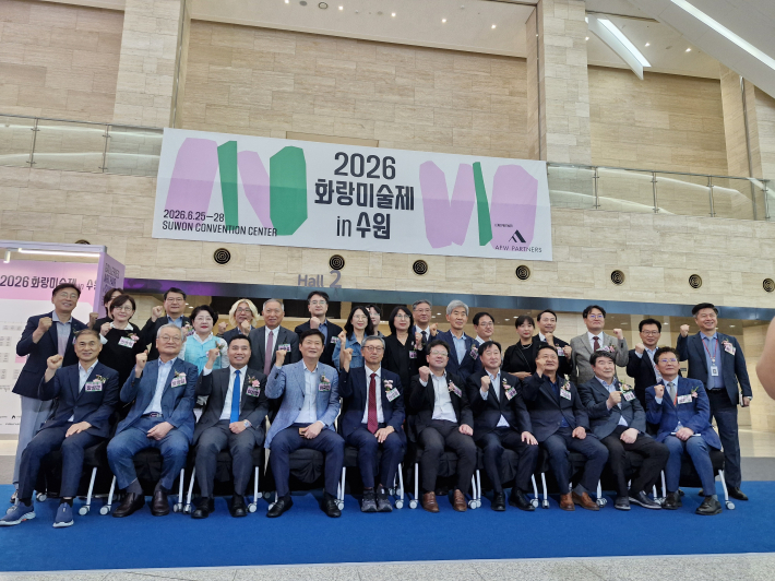 관계자들은 수원이 수도권 남부를 대표하는 아트페어를 넘어 지역과 예술을 연결하는 플랫폼으로 발전하길 기대하는 목소리를 냈다. 