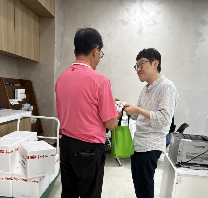 서둔동 행정복지센터는 위기상황에 처한 가구를 지원하는 '긴급복지 지원 사업'을 적극 홍보하며 추진하고 있다.