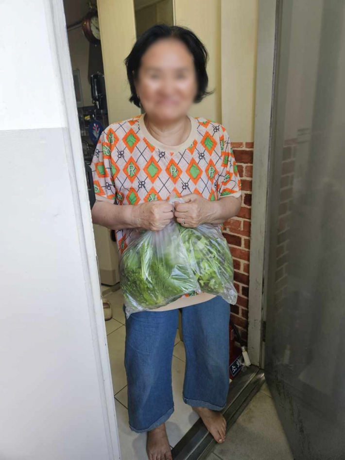 광교2동 통장협의회가 직접 재배한 상추를 주민들에게 나누어 주는 모습.