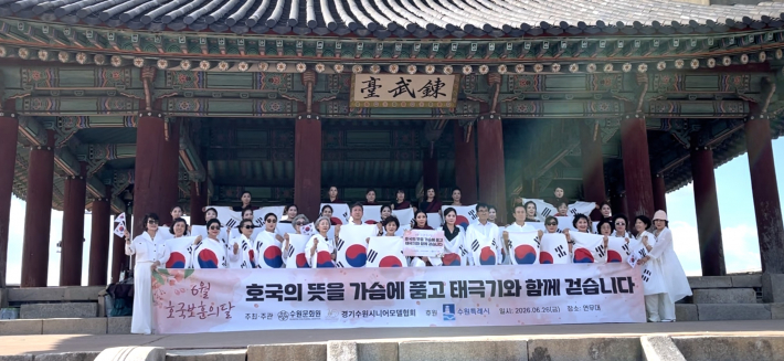 경기수원시니어모델협회 심미경 회장과 함께 퍼포먼스후 단체 기념사진
