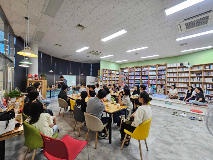 김동식 작가가 꿈을 대하는 태도에 대해 강연하며 지역 주민들과 소통하고 있다.