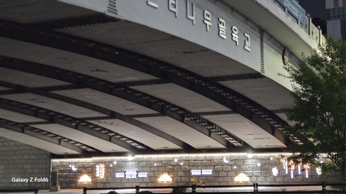 마을리빙랩 사업을 통해 야간 명소로 탈바꿈한 느티나무골 육교의 하부 전경