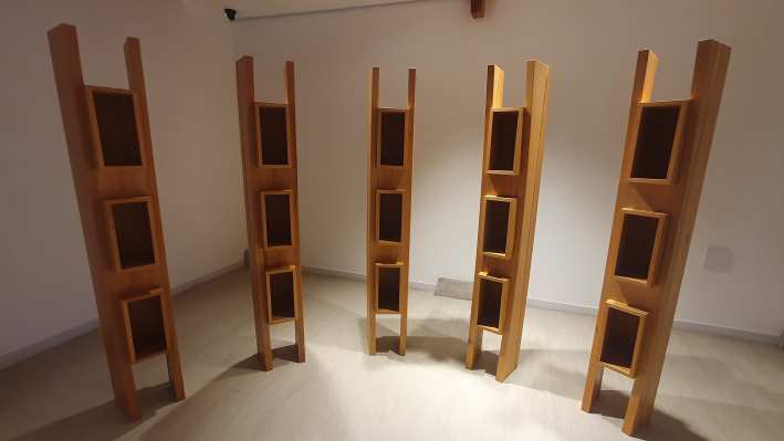 기둥과 창, 건축 구조를 떠올리게 하는 목재 작품들.