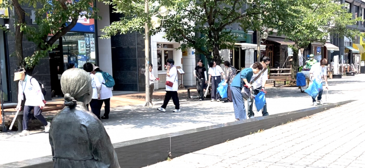 기획·모니터링분과 위원들이 나혜석거리 일원에서 생활쓰레기를 수거
