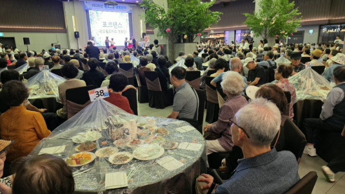 월드시니어의 포크댄스 공연은 동료 관객의 주목을 받았다.