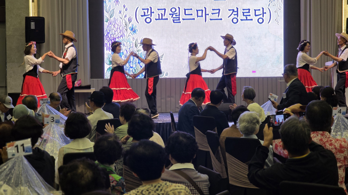 독일의 킨더폴카를 선보이고 있다.